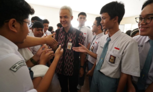 Ganjar Pranowo Menyapa Pelajar Jawa Tengah di Acara Pemecahan Rekor MURI dan Memberikan Ribuan Alat Tulis