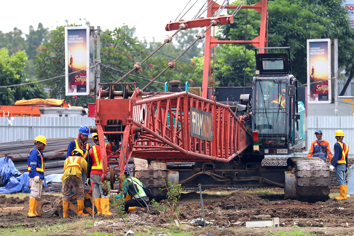 Proses Pemasangan Girder dan Penutupan Sementara Jalan Raya Waru dalam Proyek Flyover Aloha, Surabaya