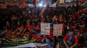 Semangat Pantang Menyerah Demo Buruh Tolak UU Cipta Kerja dengan Tuntutan Kenaikan Upah Minimum 15%